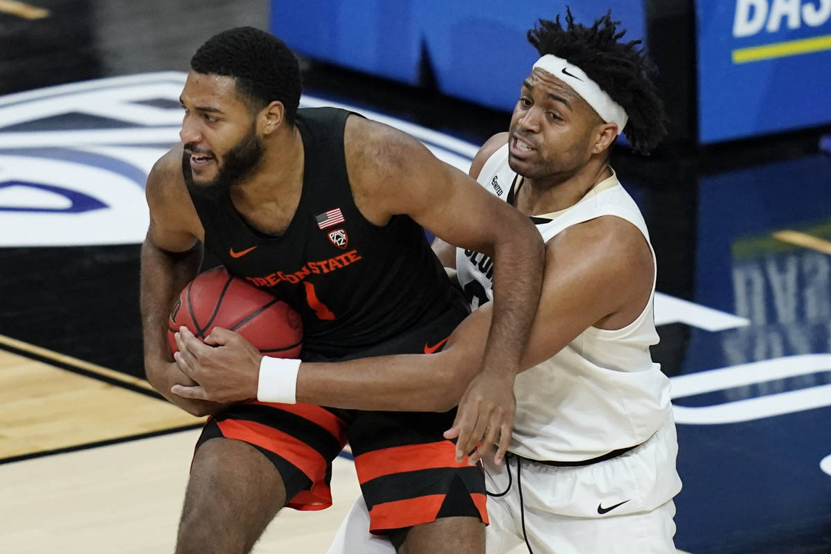 Colorado's Evan Battey (21) tries to steal the ball from Oregon State's Maurice Calloo (1) duri ...