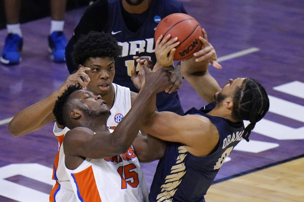 Florida forward Osayi Osifo (15) tries to steal the ball from Oral Roberts forward Kevin Obanor ...