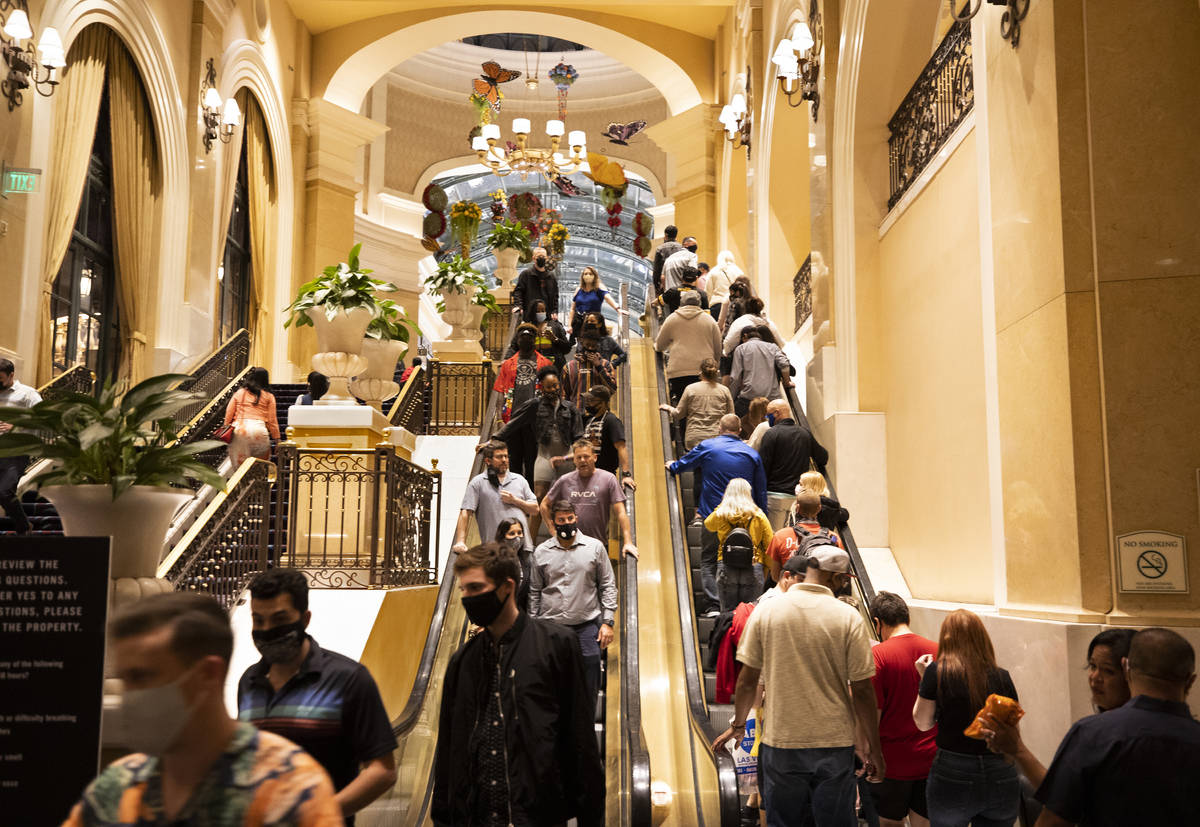 The entrance to the Bellagio is packed on Friday, March 19, 2021, in Las Vegas. (Benjamin Hager ...