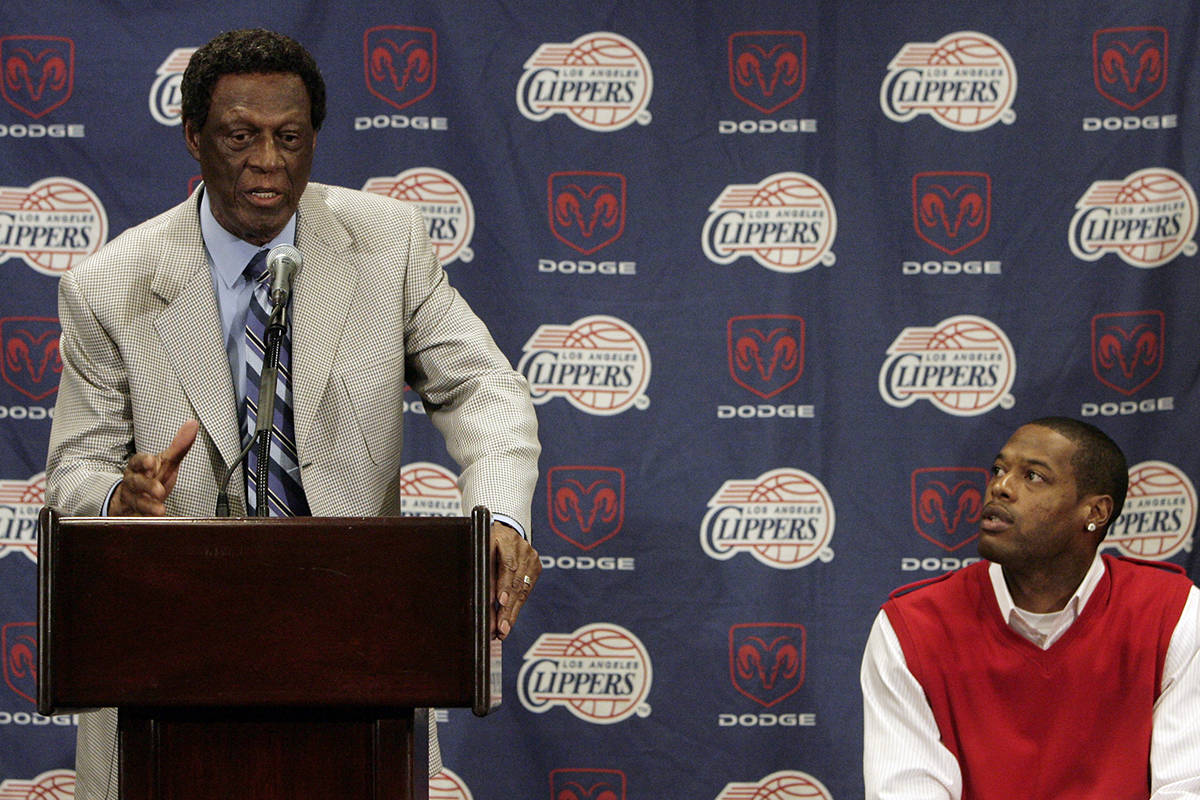 Elgin Baylor, Los Angeles Clippers vice president of basketball operations, left, introduces Ma ...