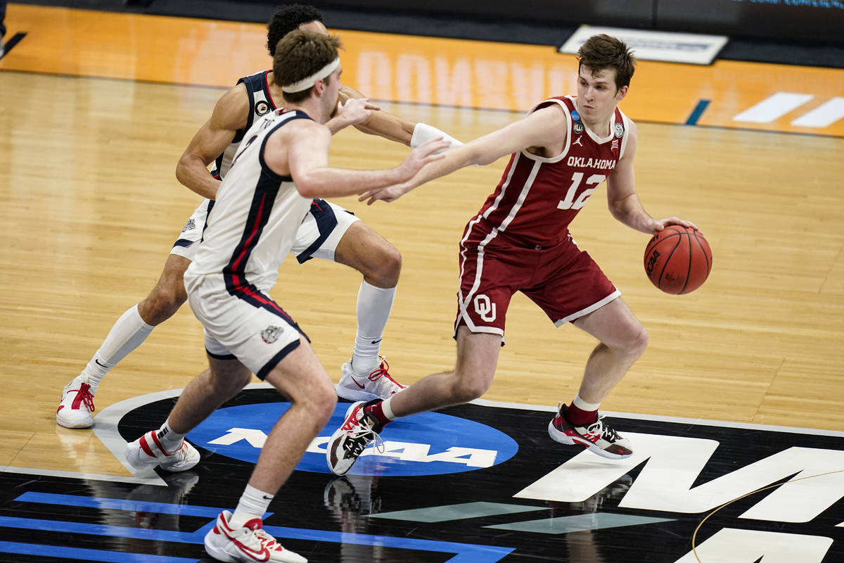 Oklahoma guard Austin Reaves (12) tries to get past Gonzaga forward Drew Timme (2) and guard An ...