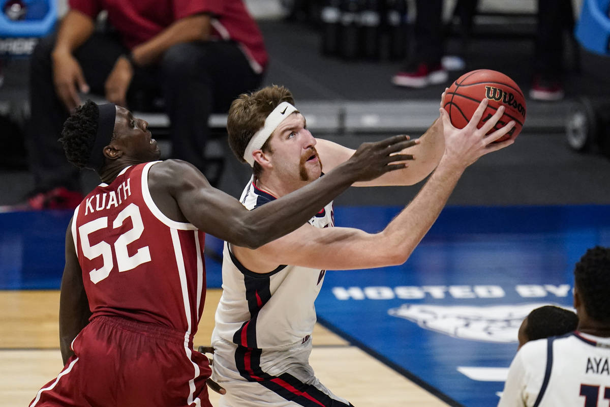 Gonzaga forward Drew Timme (2) shoots in front of Oklahoma forward Kur Kuath (52) in the first ...