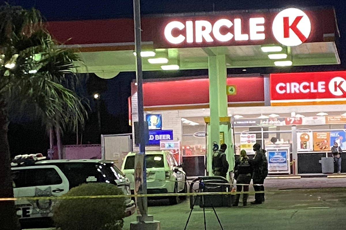 Agentes de la policía de Las Vegas investigan un homicidio en una tienda de conveniencia Circl ...