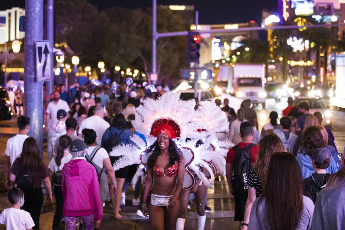 The Strip is packed outside Bellagio on Friday, March 19, 2021, in Las Vegas. (Benjamin Hager/L ...