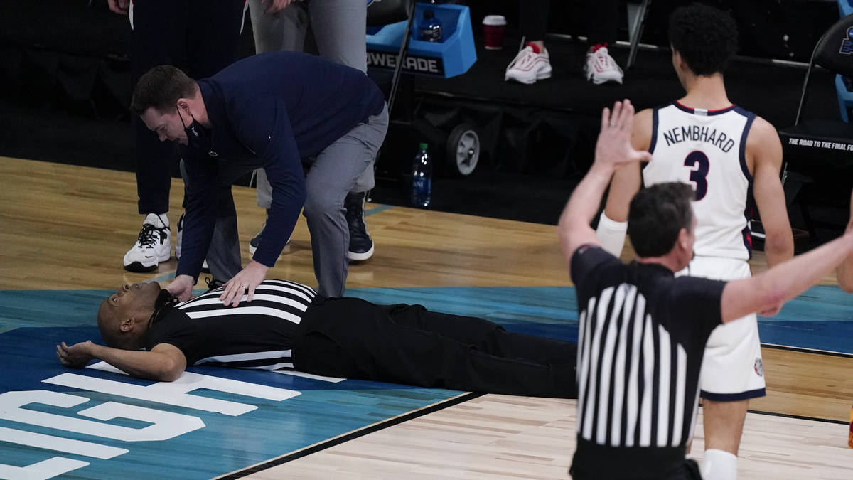 Referee Bert Smith collapses on the court during the first half of an Elite 8 game between Gonz ...