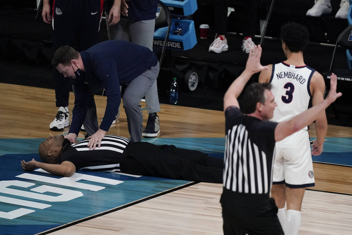 Referee Bert Smith collapses on the court during the first half of an Elite 8 game between Gonz ...