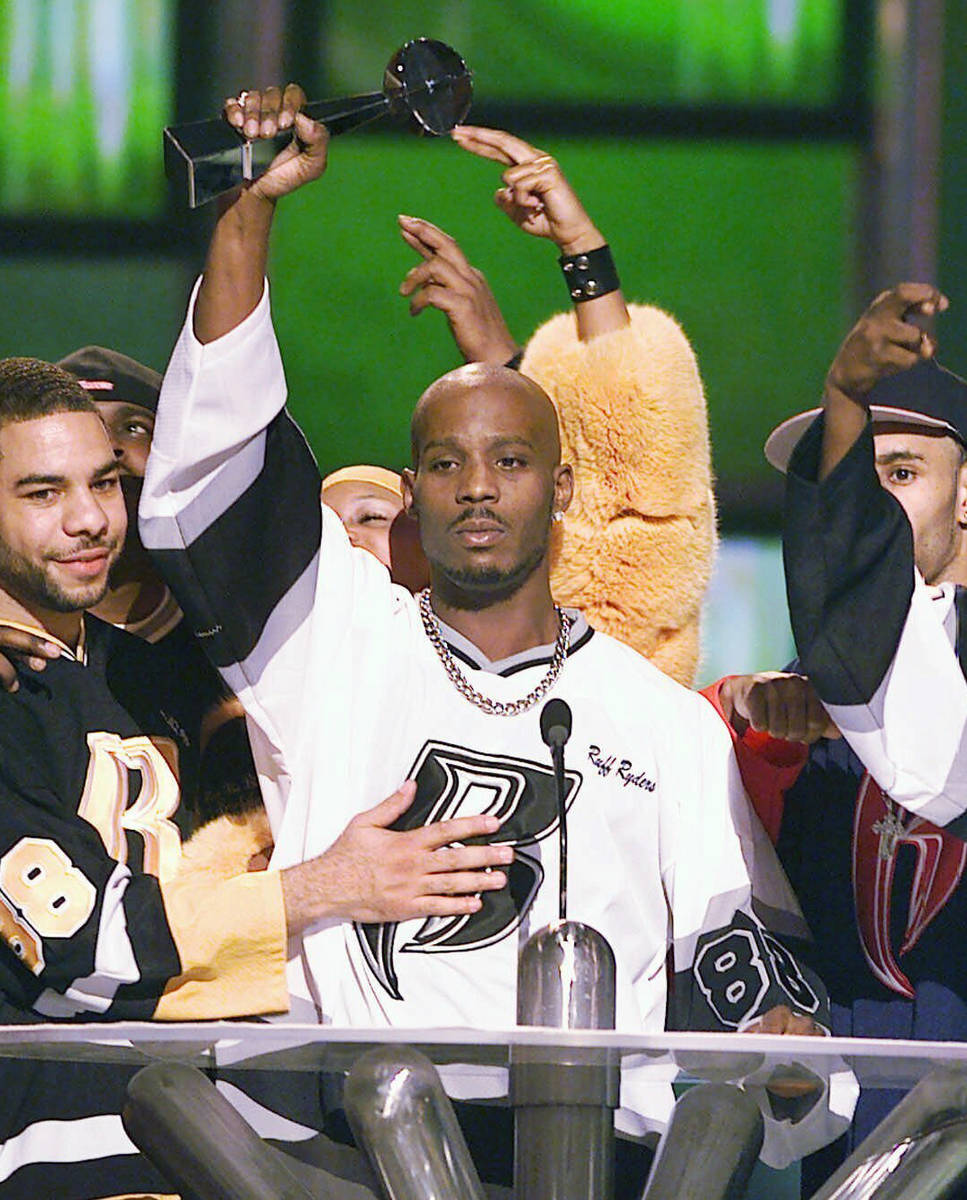 DMX, center, accepts the R&B Album Artist of the Year during the 1999 Billboard Music Awards in ...