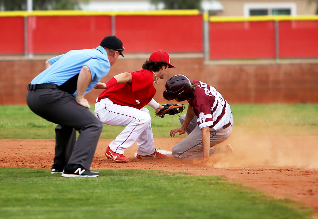 Arbor View's Garrett Cutting (7) tags out Cimarron-Memorial's Jackson Folkman (6) in the second ...