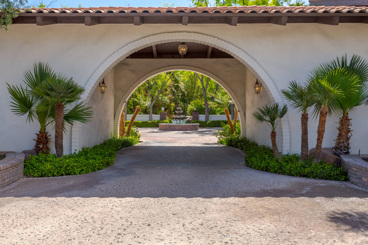 A porte cochere leads to a motor court. (Fraser Almeida/Luxury Homes Photography)