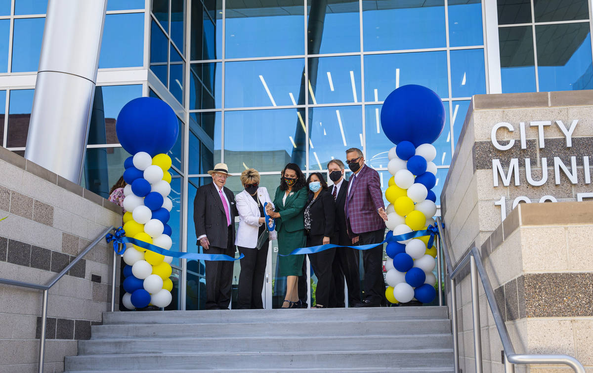 Las Vegas officials, including, from left, former mayor Oscar Goodman, Mayor Carolyn Goodman, C ...