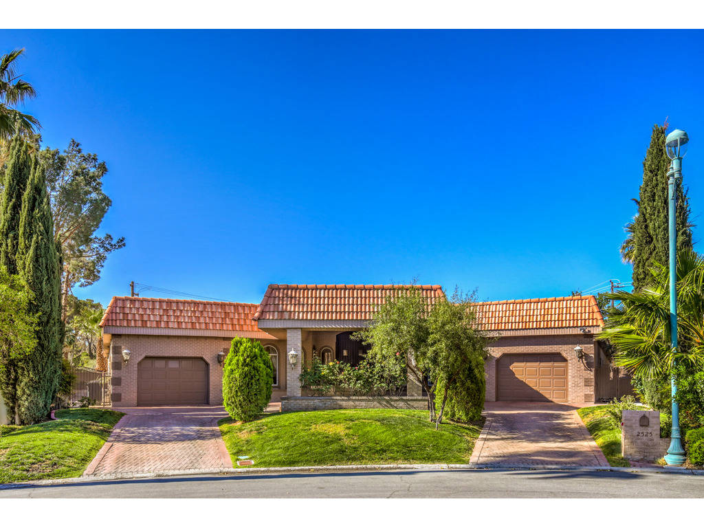 The front exterior of 2525 Driftwood Drive. (Brian Mannasmith/Neon Sun Photography)