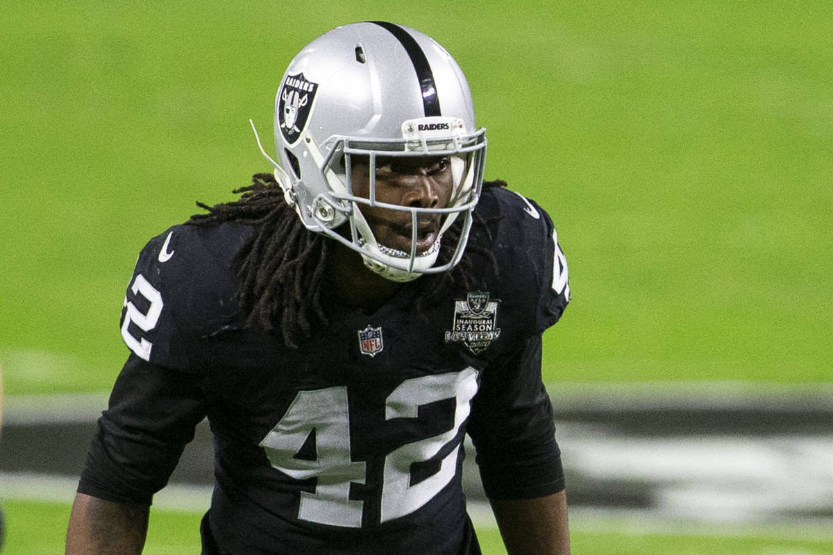 Raiders outside linebacker Cory Littleton (42) defends during the first quarter of an NFL footb ...