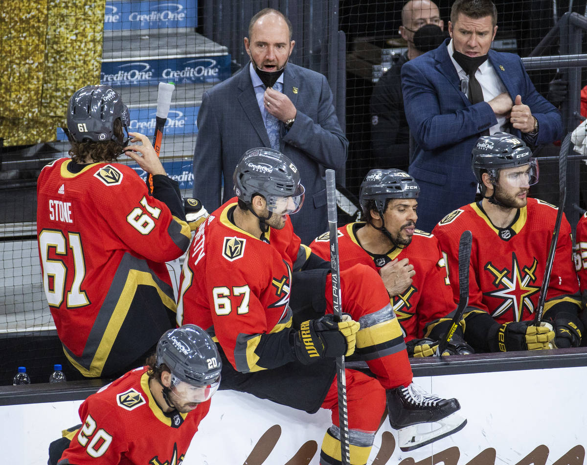 Golden Knights head coach Peter DeBoer talks with right wing Mark Stone (61) on a timeout versu ...