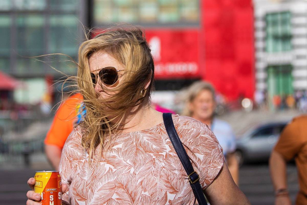 Tourists battle high winds on the Strip on Thursday, May 20, 2021, in Las Vegas. (Benjamin Hage ...