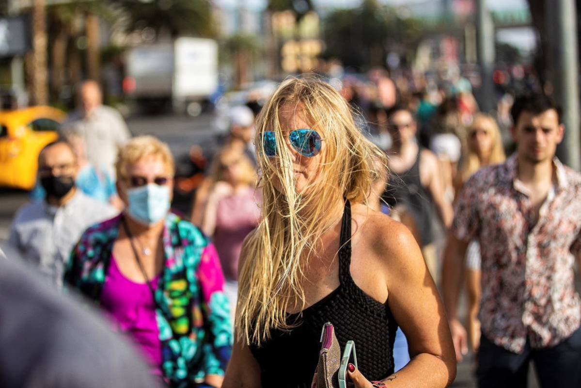 Tourists battle high winds on the Strip on Thursday, May 20, 2021, in Las Vegas. (Benjamin Hage ...