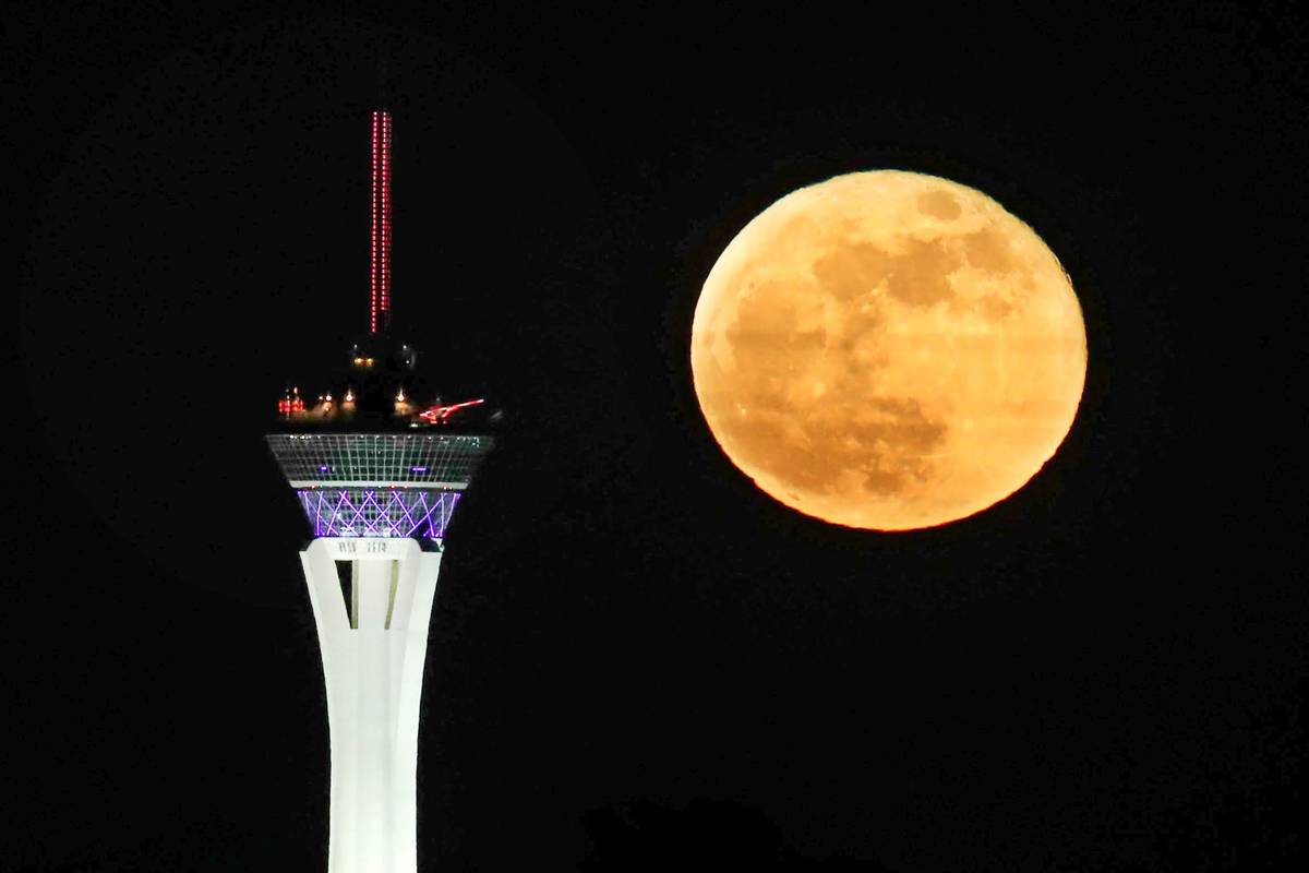 A full moon rises over Las Vegas on Wednesday, May 26, 2021. (Chitose Suzuki/Las Vegas Review-J ...