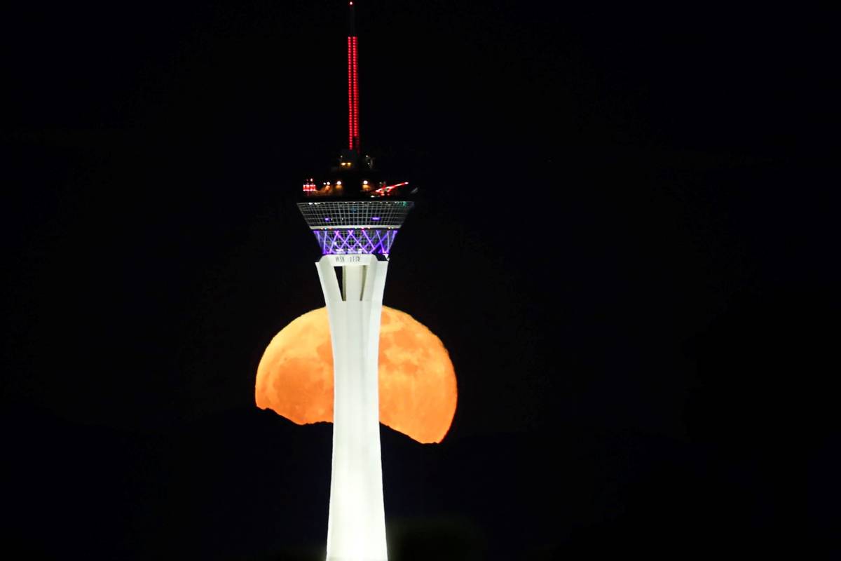 A full moon rises over Las Vegas on Wednesday, May 26, 2021. (Chitose Suzuki/Las Vegas Review-J ...