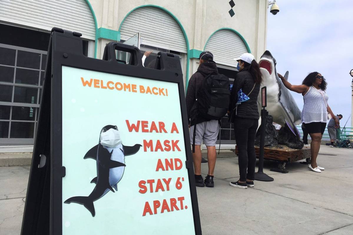 Weekend visitors wait to enter the Roundhouse Aquarium on the Manhattan Beach Pier in Manhattan ...