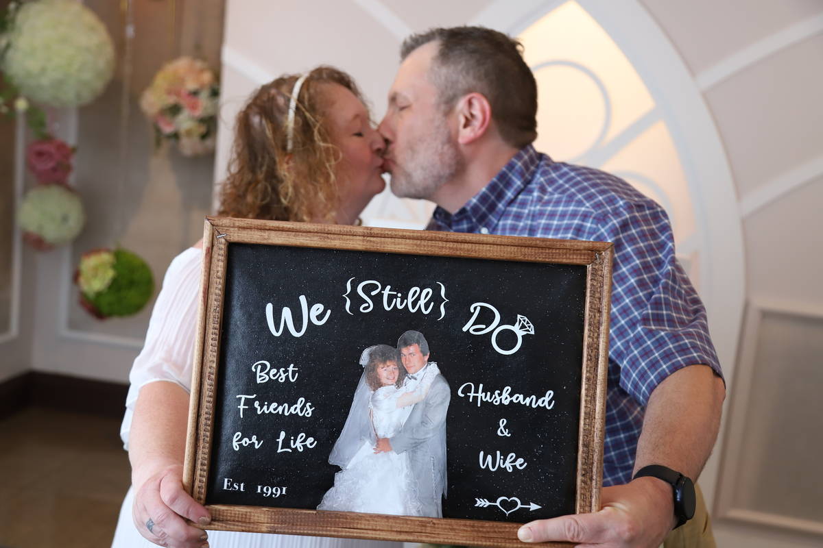 New Yorkers Cindy and Don Couse share a kiss after renewing their vows last month at Graceland ...