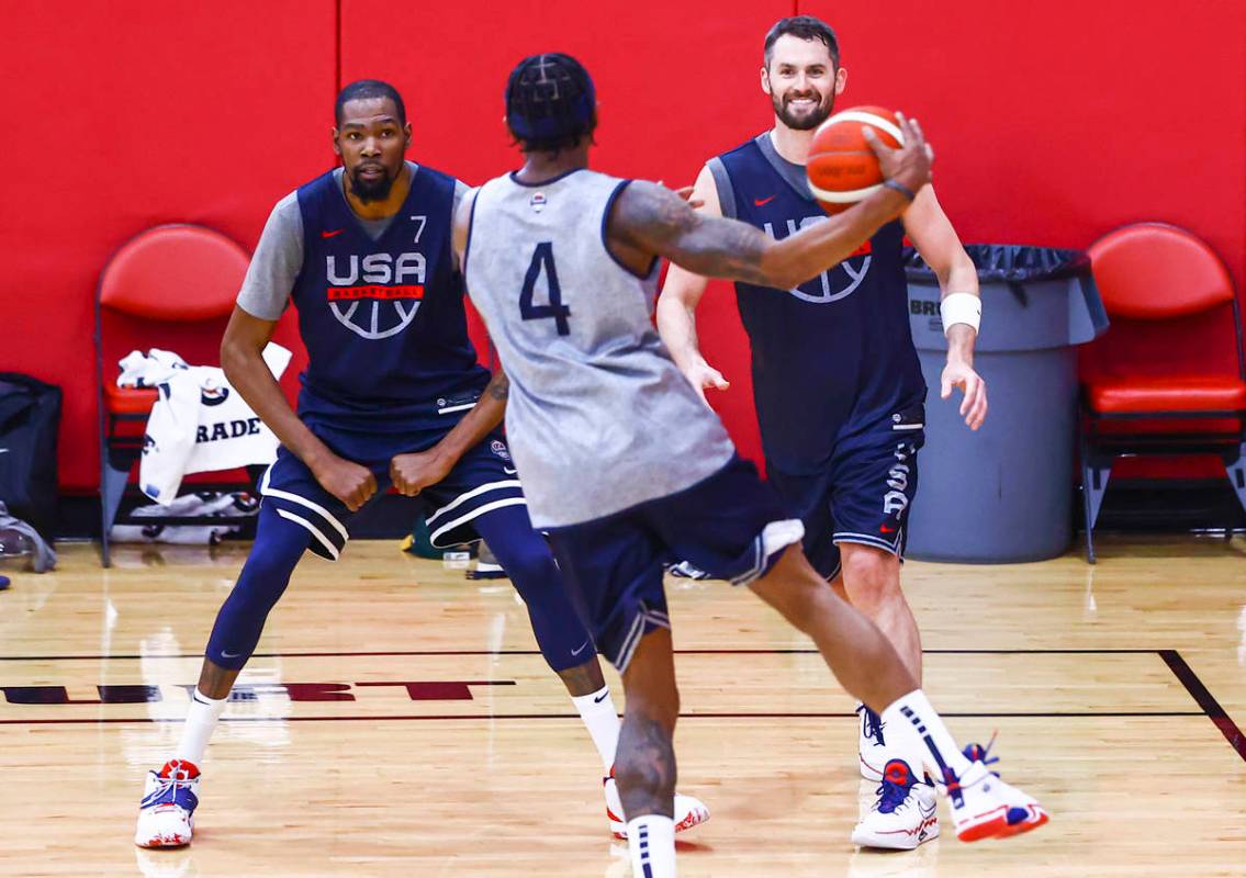 Kevin Durant (7) and Kevin Love, right, train with Bradley Beal (4) during the first day of USA ...