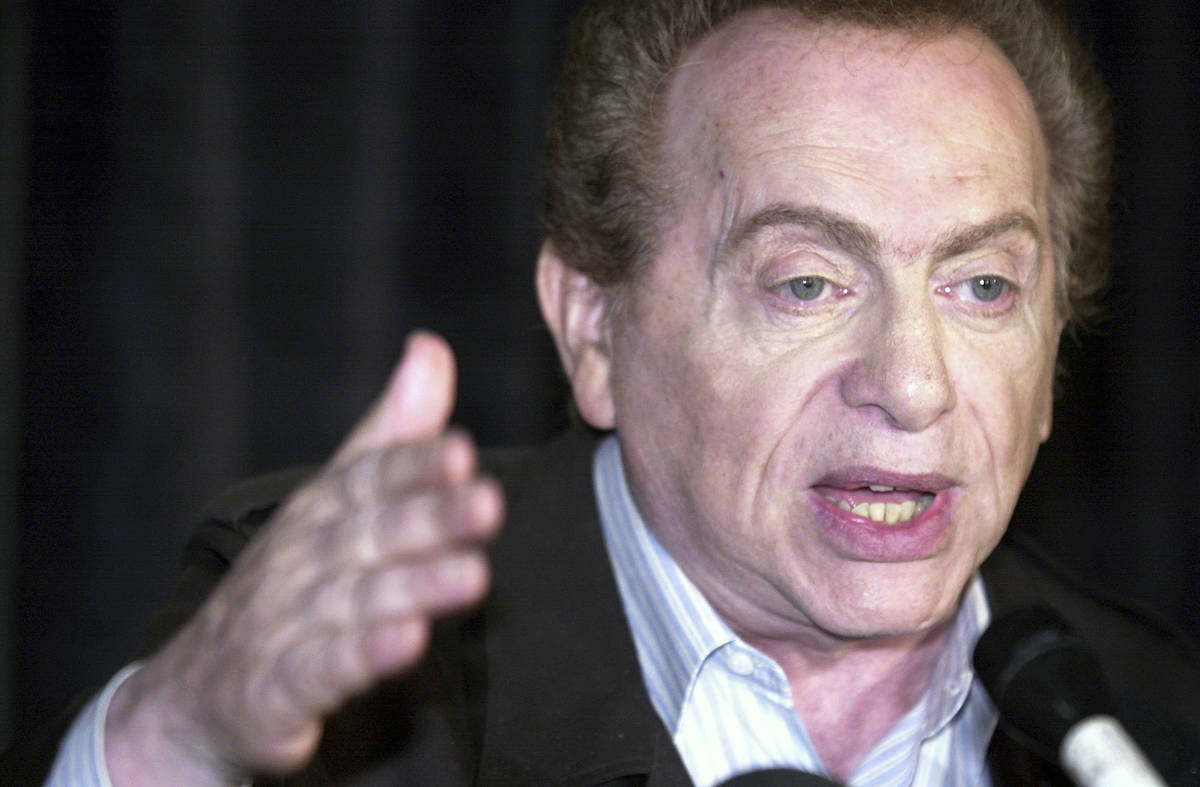 In this Wednesday, Aug 28, 2002, file photo, comic Jackie Mason addresses the media at Zanie's ...
