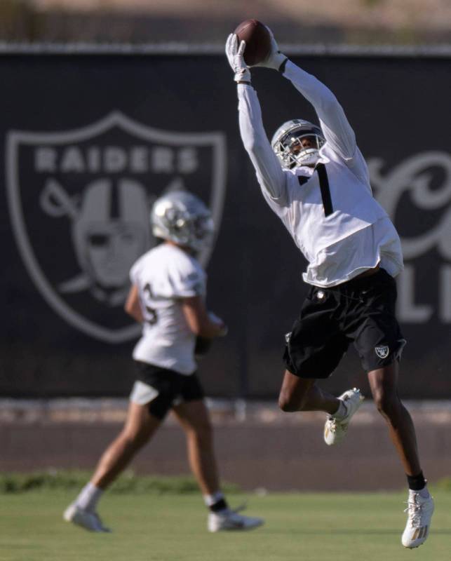 Raiders wide receiver Zay Jones (7) makes a catch during training camp on Saturday, July 31, 20 ...