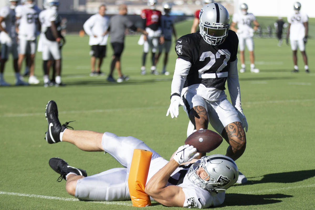 Raiders tight end Foster Moreau (87) tries to hold on to a pass with defensive back Keisean Nix ...