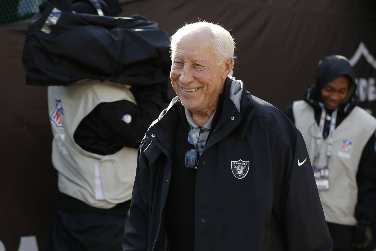 Former Oakland Raiders player Fred Biletnikoff before an NFL football game between the Raiders ...