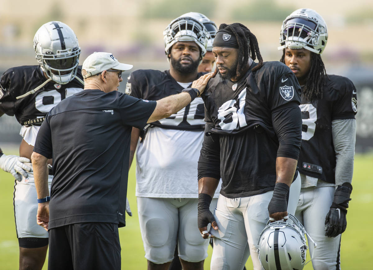 Raiders defensive line coach Rod Marinelli talks with Raiders defensive tackle Gerald McCoy (61 ...