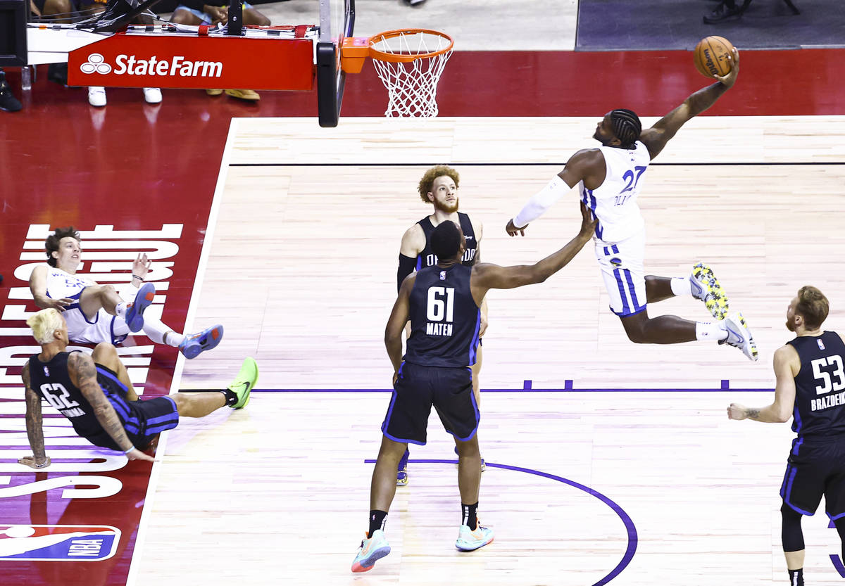 Golden State's Cameron Oliver (27) goes to the basket to dunk against Orlando's Yante Maten (61 ...