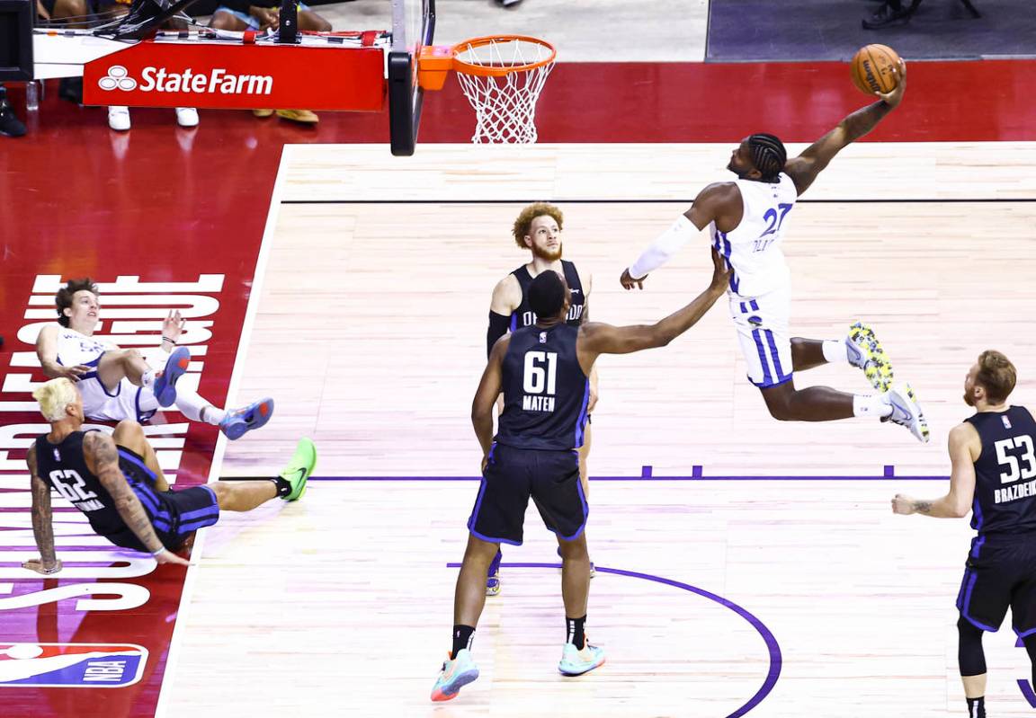 Golden State's Cameron Oliver (27) goes to the basket to dunk against Orlando's Yante Maten (61 ...