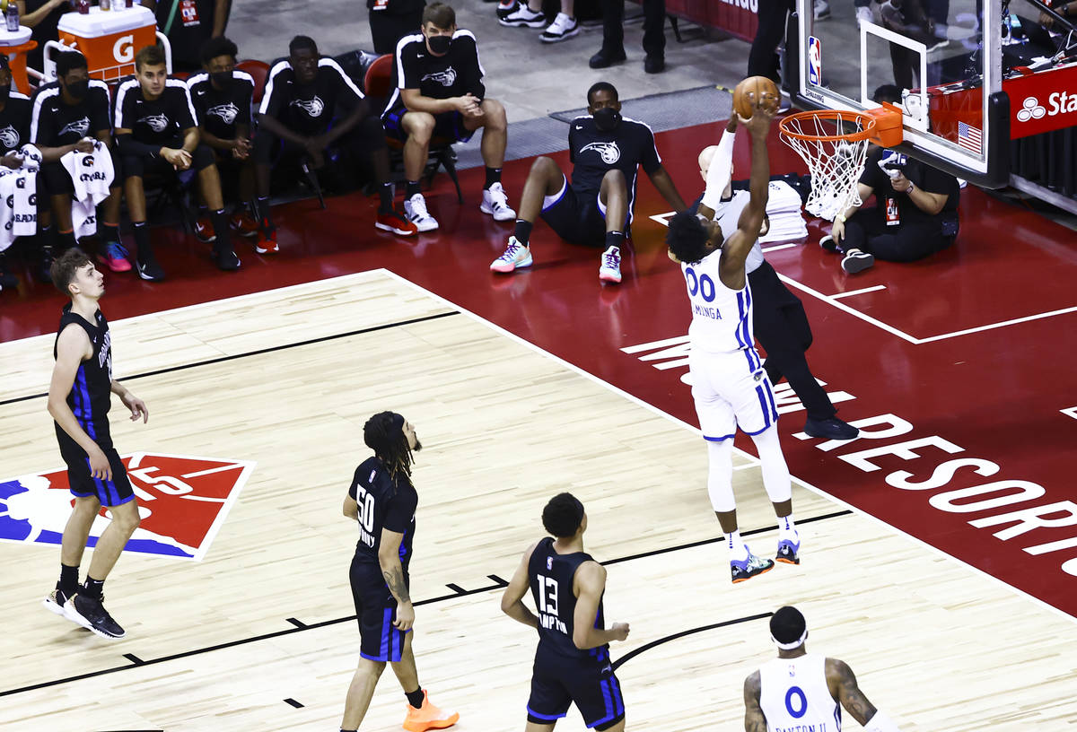 Golden State's Jonathan Kuminga (00) dunks the ball against Orlando during the second half of a ...