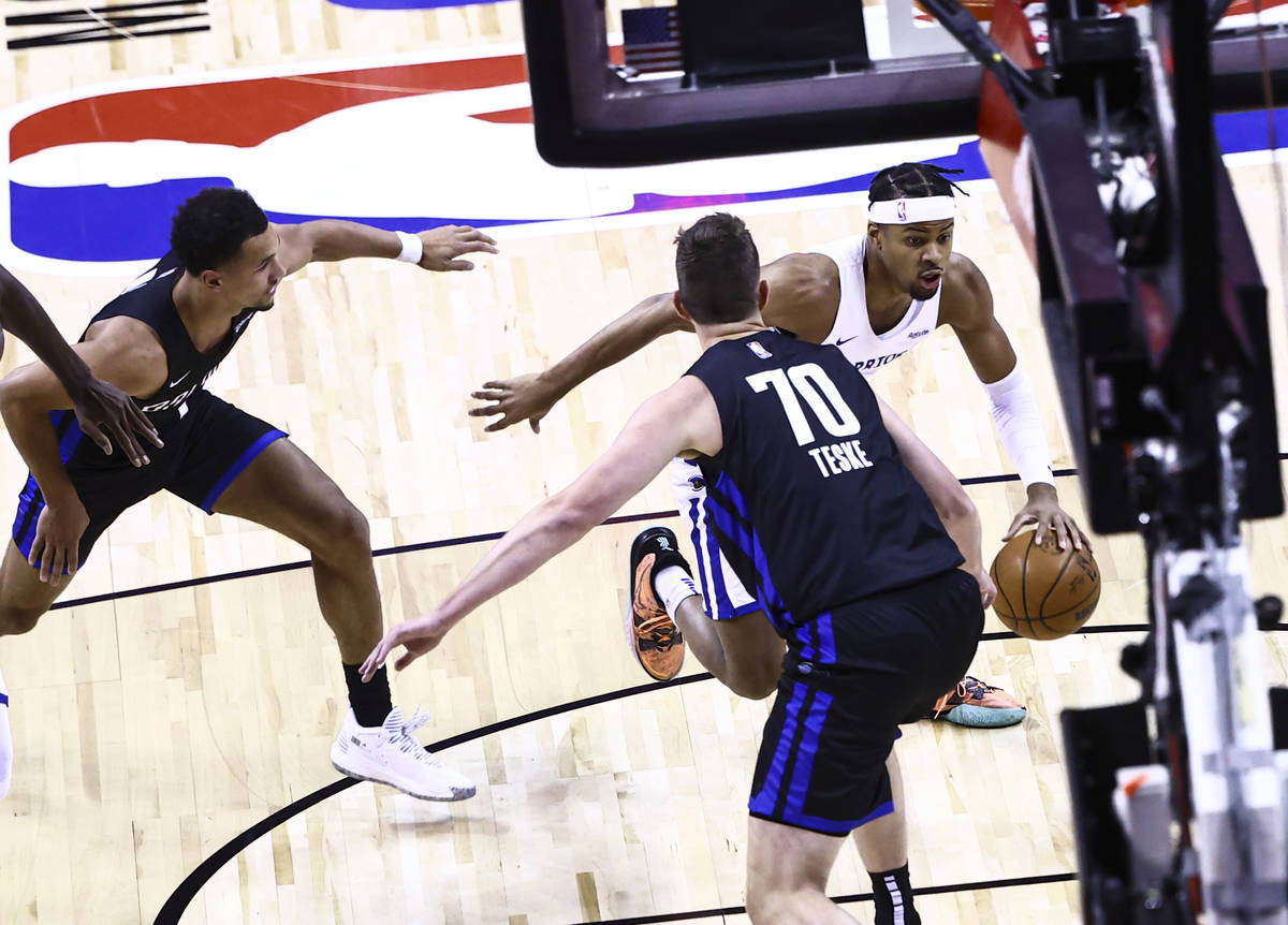 Golden State' Warriors guard Moses Moody, right, drives to the basket past Orlando Magic's Jale ...