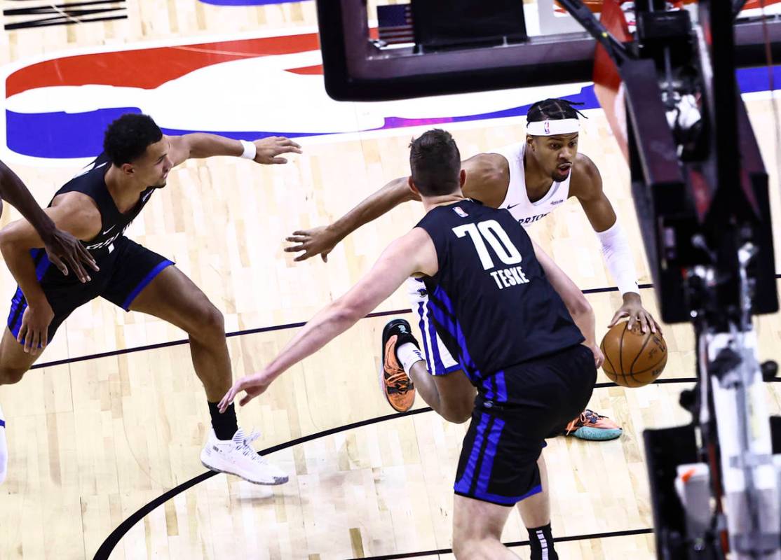 Golden State' Warriors guard Moses Moody, right, drives to the basket past Orlando Magic's Jale ...