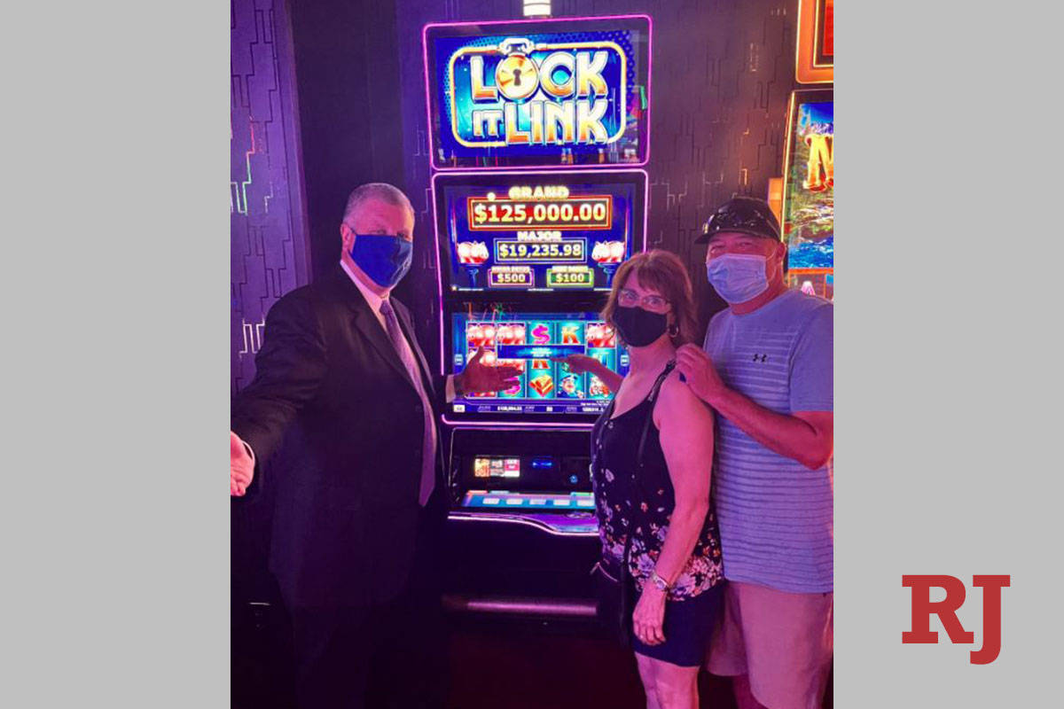 Circa owner and CEO Derek Stevens, left congratulates Renee, center, on her slots victory Monda ...