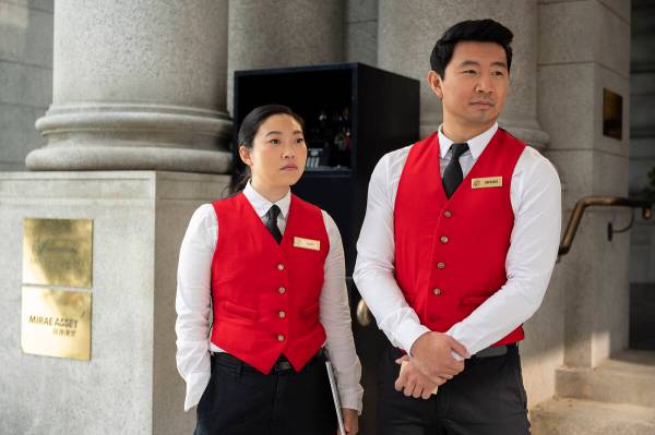 (L-R): Katy (Awkwafina) and Shang-Chi (Simu Liu) in Marvel Studios' SHANG-CHI AND THE LEGEND OF ...