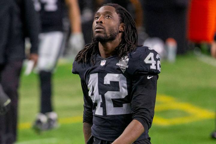 Raiders outside linebacker Cory Littleton (42) looks to the scoreboard as he heads to the locke ...