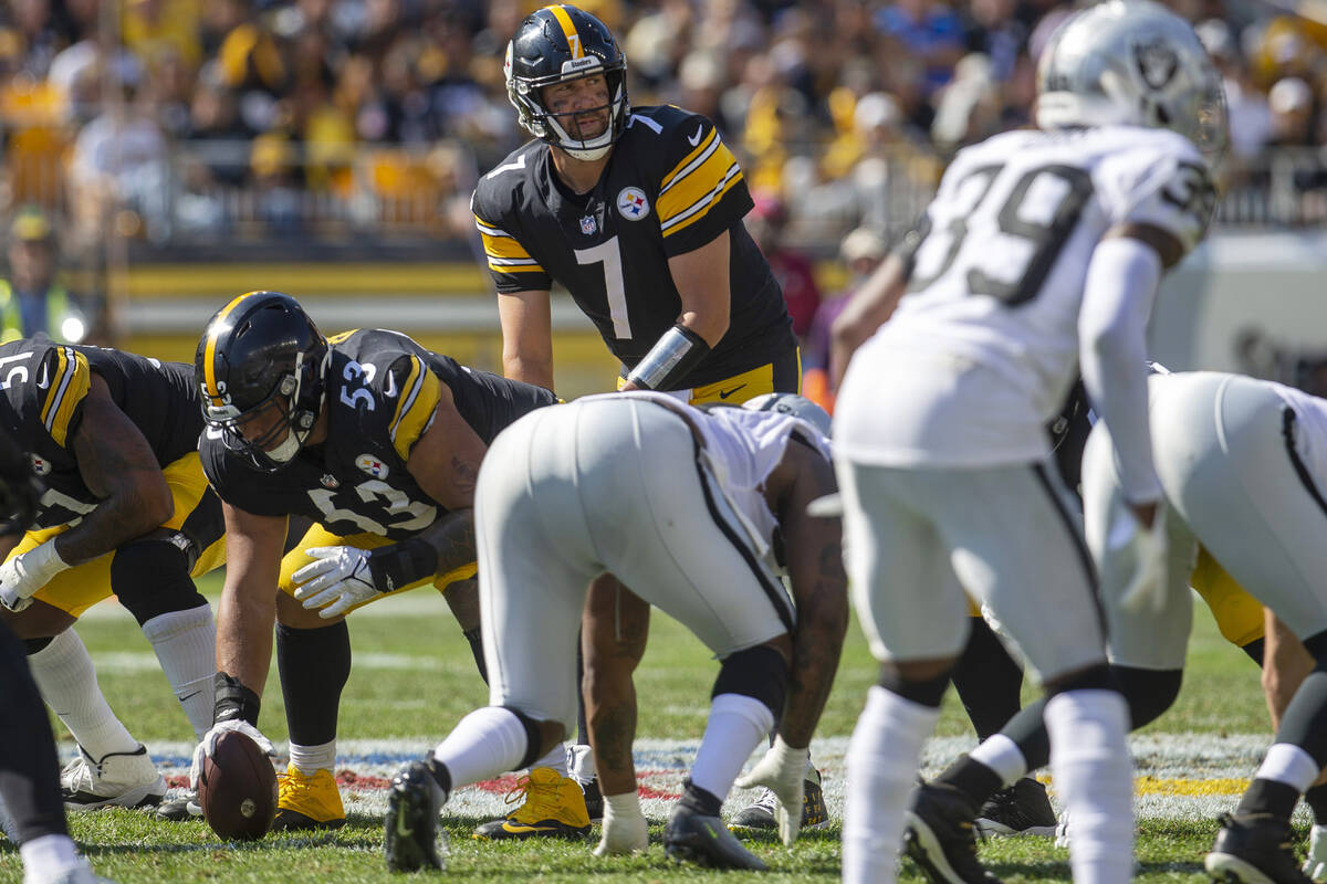 Pittsburgh Steelers quarterback Ben Roethlisberger (7) sets up a play at the line of scrimmage ...