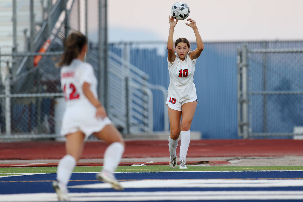 Coronado's Xayla Black (10) throws in the ball from the sideline during the second half of a gi ...