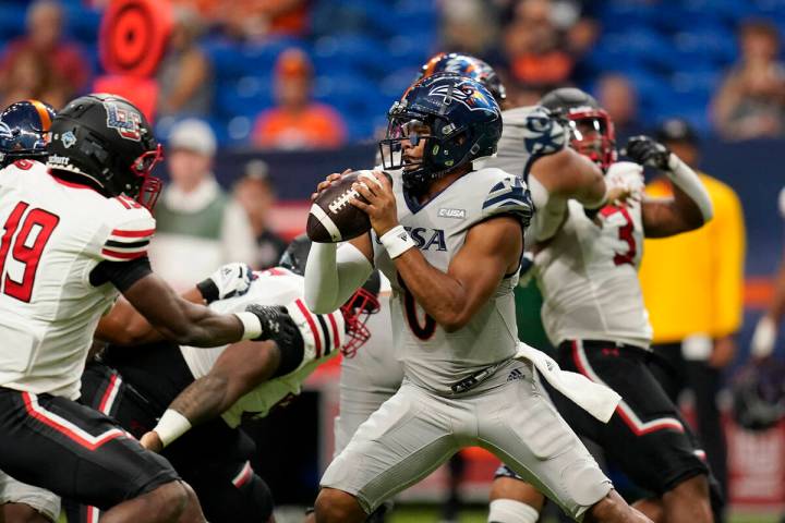 UTSA quarterback Frank Harris (0) looks to throw under pressure during the first half of an NCA ...