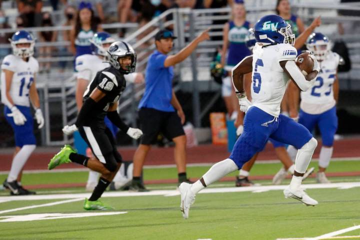 Green Valley High School's Jaylen McKnight (6) runs into the end zone for a touchdown during th ...