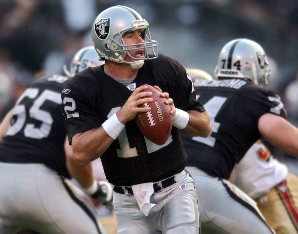 ** ADVANCE FOR WEEKEND EDITIONS AUG. 31-SEPT. 1 ** Oakland Raiders quarterback Rich Gannon drop ...