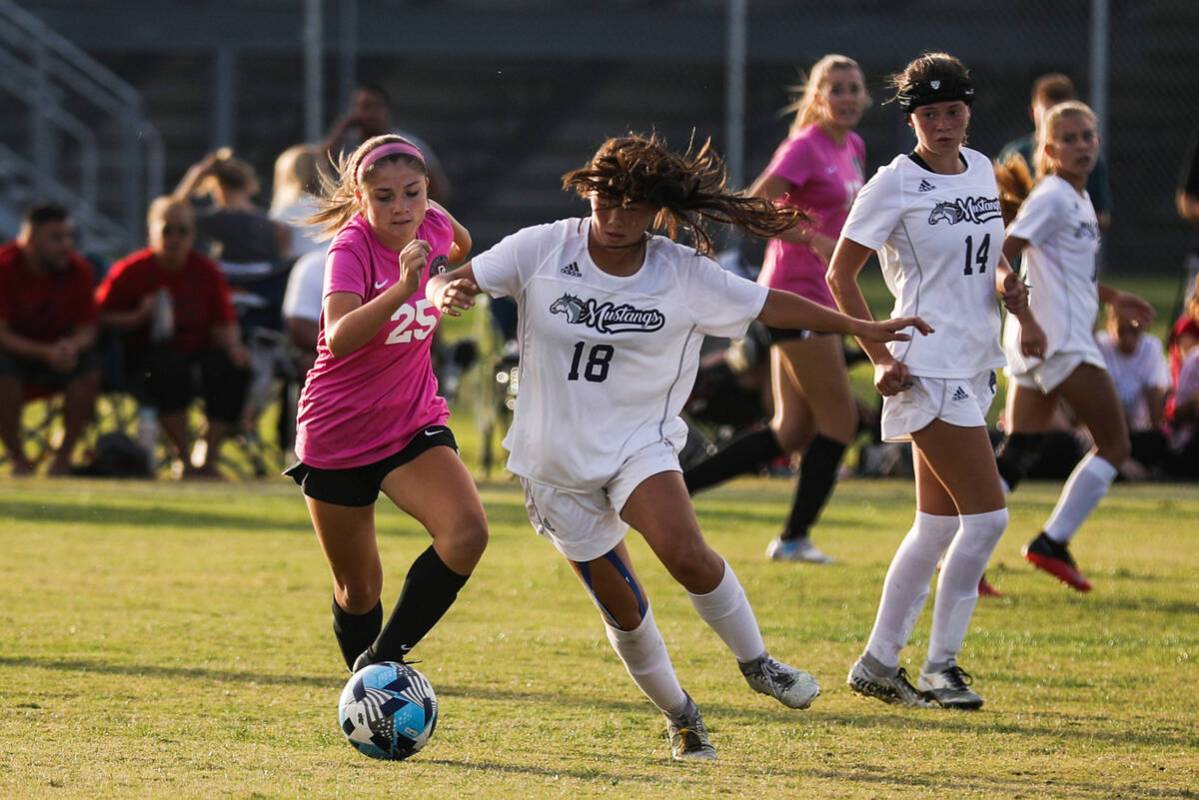 Desert OasisÕ Mia Brown (25) tries to steal the ball from Shadow RidgeÕs Leighanne Ki ...