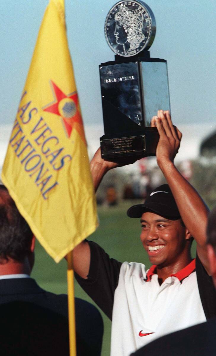 Tiger Woods holds up the trophey after winning the Las Vegas Invitational on 10 6 96/Las Vegas ...