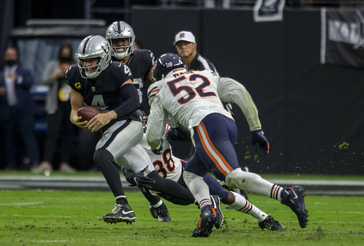 Chicago Bears outside linebacker Khalil Mack (52) chases down Raiders quarterback Derek Carr (4 ...
