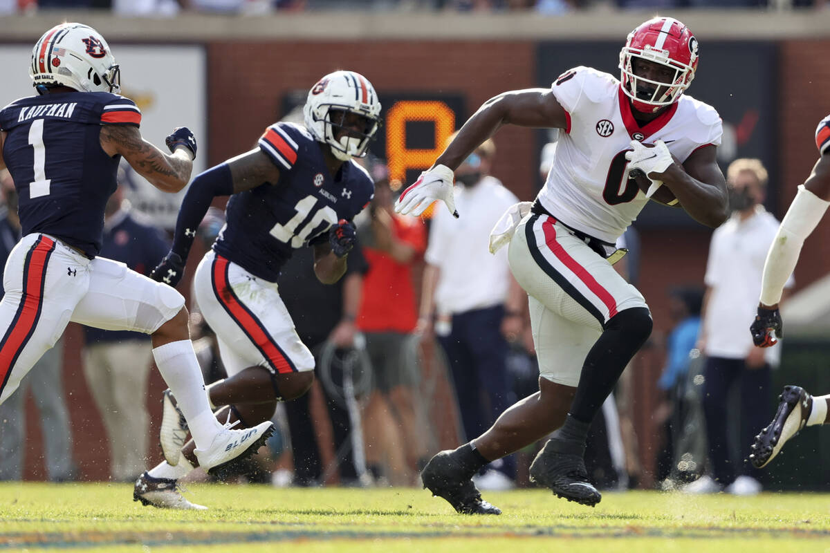 Georgia tight end Darnell Washington (0) catches a pass against Auburn during the first half of ...