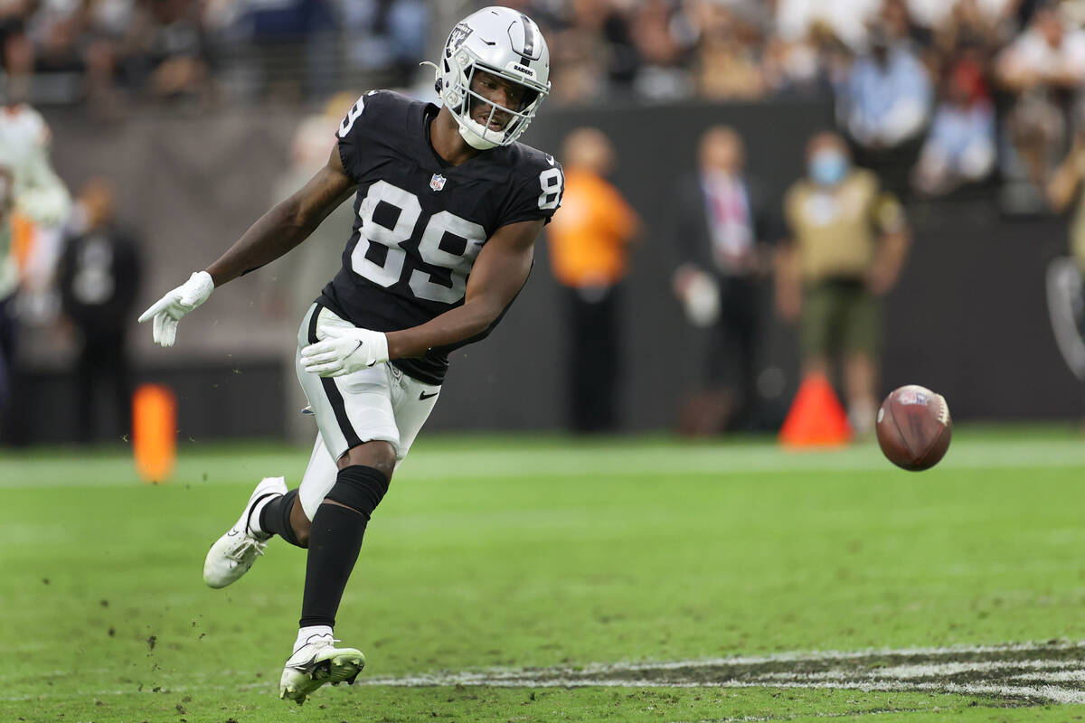 Raiders wide receiver Bryan Edwards (89) watches the ball fall incomplete on a fourth down duri ...