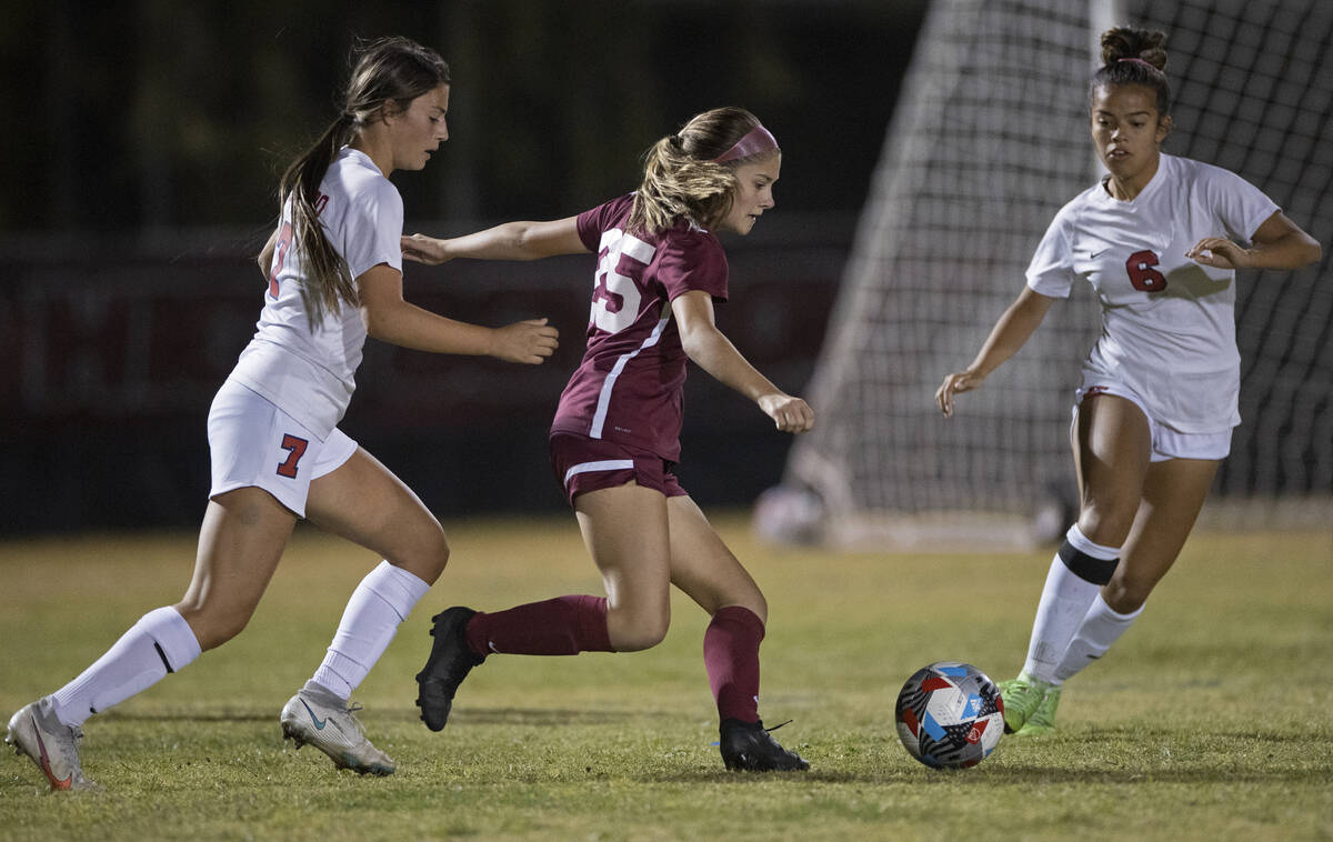 Desert Oasis' Mia Brown (25) pushes the ball up field past Coronado's Alexis Pashales (7) in th ...
