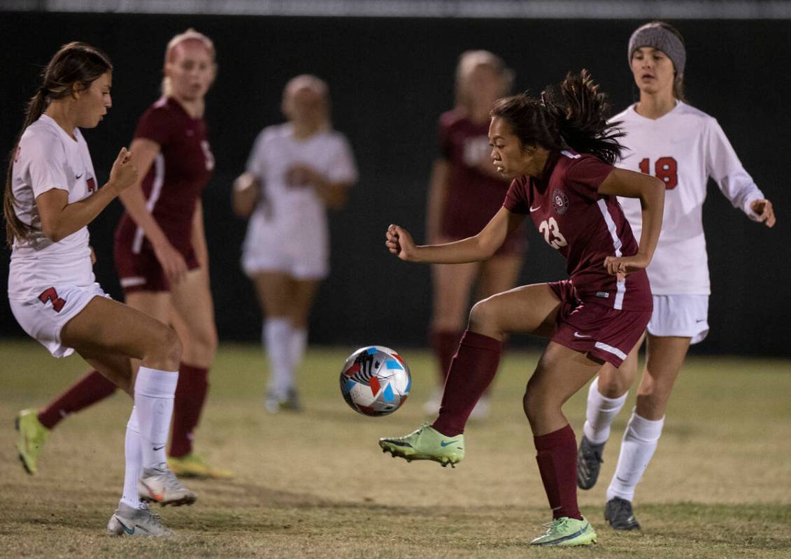 Desert Oasis' Victoria Poon (23) fights for possession with Coronado's Alexis Pashales (7) in t ...