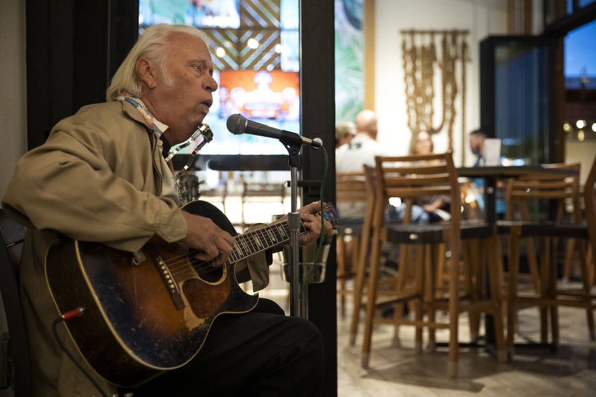 Musician Al Ek performs at Tommy Bahama Marlin Bar & Store in Town Square Las Vegas on Tuesday, ...